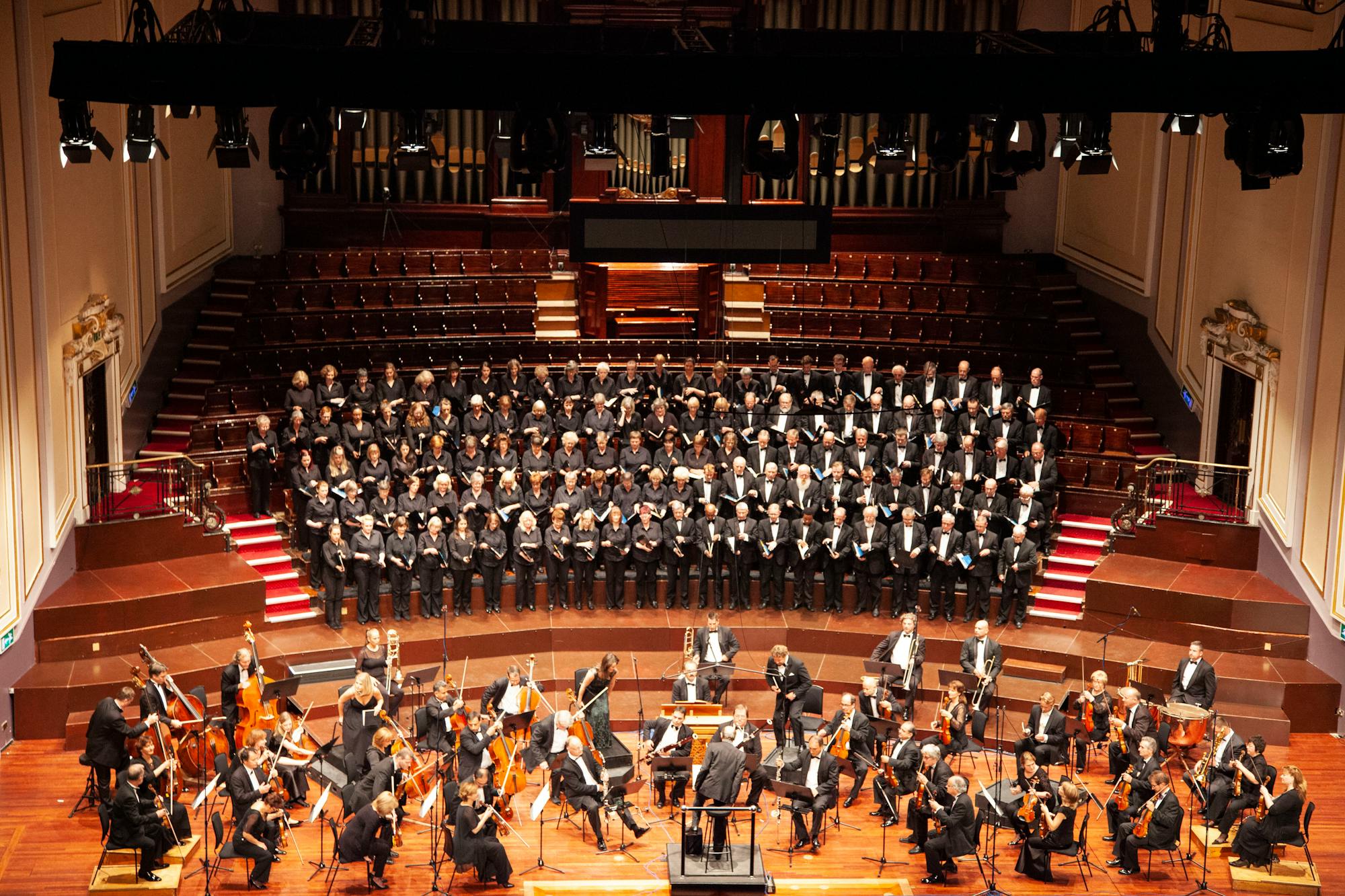 Orchester in einem Konzertsaal