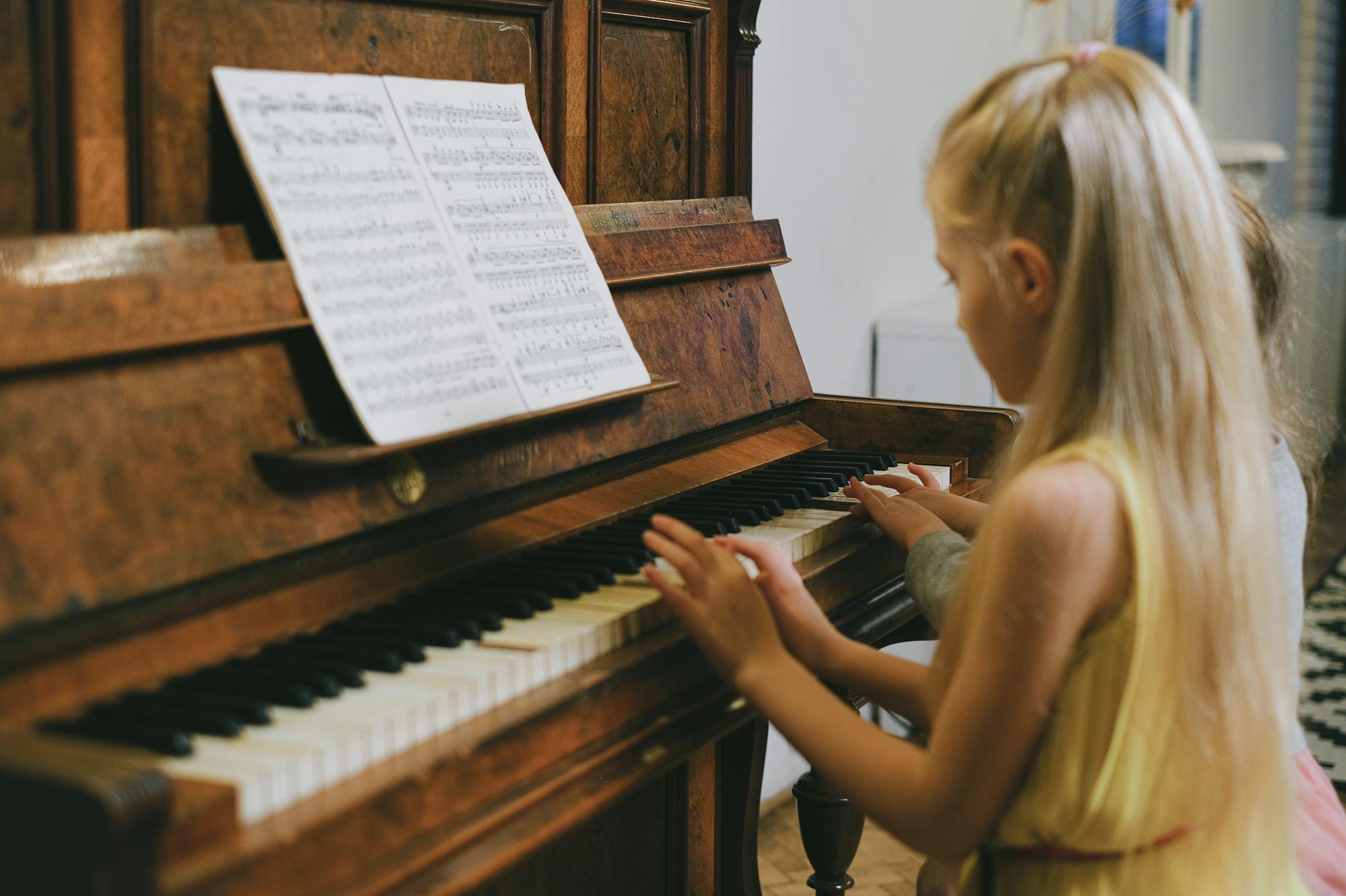 Junge Musikerinnen beim Üben
